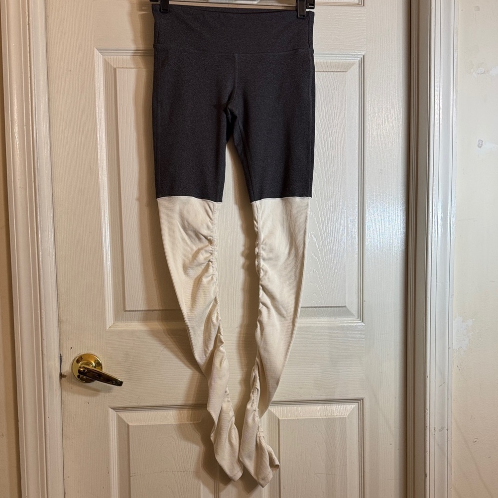 ALO Yoga Goddess Ribbed Two-Tone Charcoal and Cream Leggings Sz Small